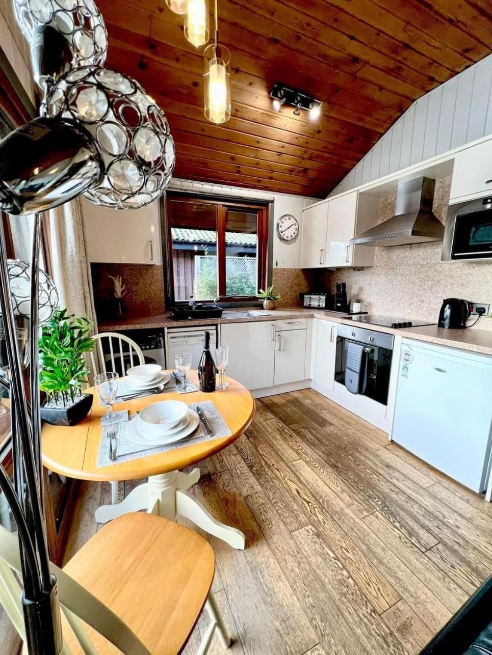 Holly Lodge 12 Hot Tub York Bagian luar foto