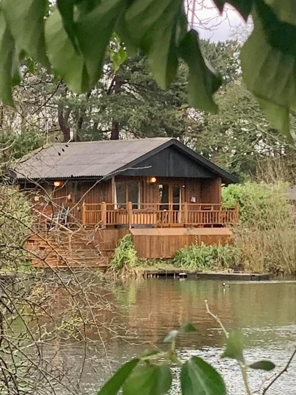 Holly Lodge 12 Hot Tub York Bagian luar foto